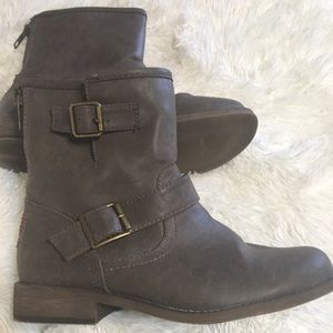 Brownish-gray Breckelle’s Size 9 low cut Boot